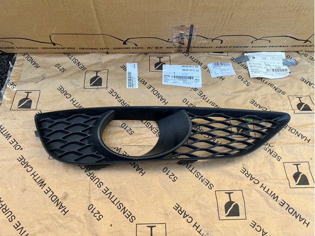 Решетка бампера переднего правая 4L0807676C VAG