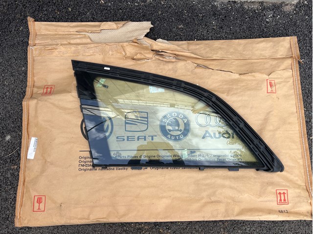 Стекло багажного отсека, левое 4L0845299 VAG