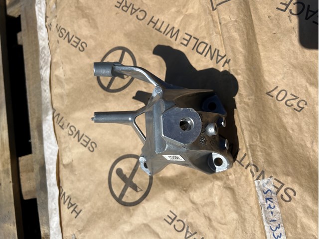 Кронштейн подушки (опоры) двигателя, левой 4M0199307AF VAG