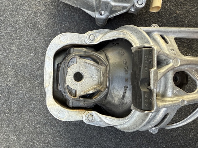 Левая подушка двигателя 4M0199371FE VAG