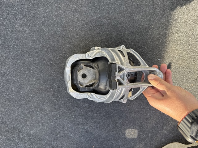 Подушка мотора правая 4M0199372FE VAG