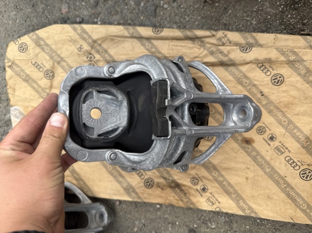 Подушка двигателя 4M0199372M VAG