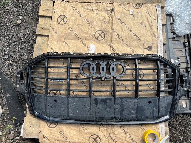 Облицовка радиатора 4M0853651AJ VAG