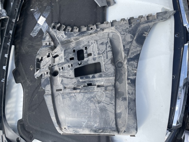 Правый кронштейн заднего бампера 51127357148 BMW