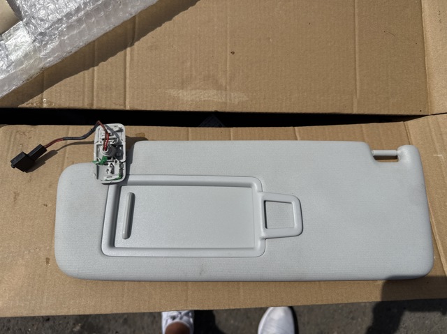 Козырек солнцезащитный 5G0857551AM VAG