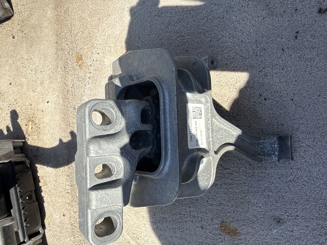 Опора двигателя 5Q0199262BK VAG
