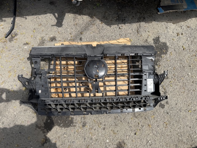 Кронштейн решетки радиатора 7LA807699D VAG