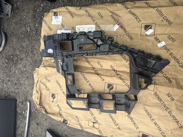 Правое крепление заднего бампера 7P6807376B VAG