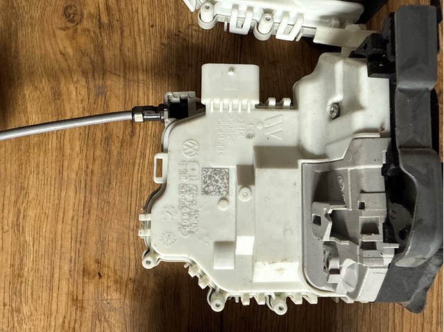 Замок задней правой двери  8K0839016E VAG
