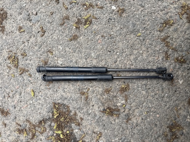 Упор капота 8S0823359 VAG