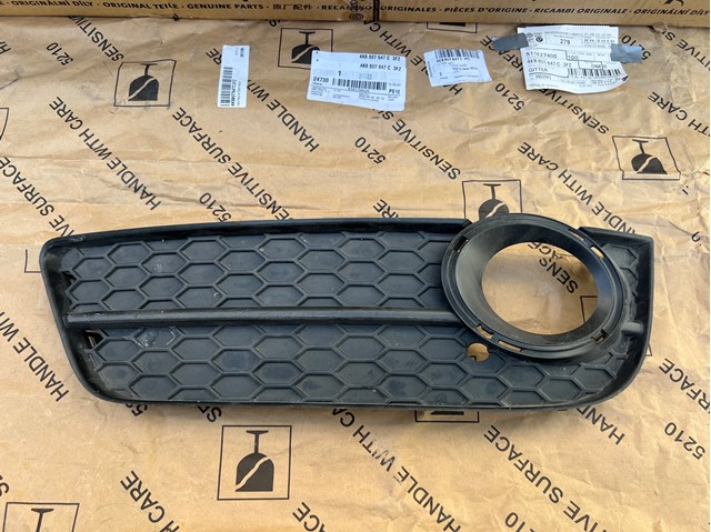 Решетка бампера переднего левая 8T0807681 VAG