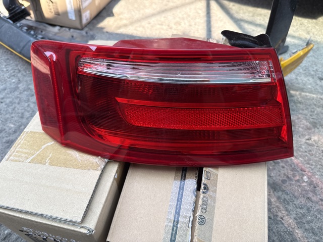 Фонарь задний 8T0945095 VAG