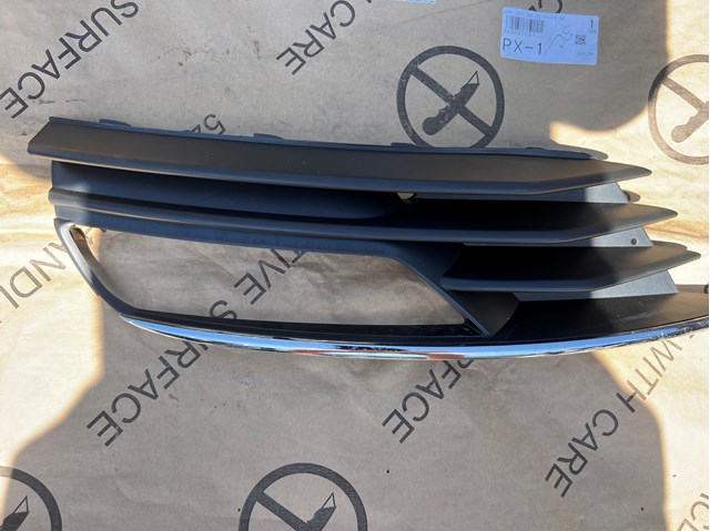 Решетка бампера переднего левая 8V5807681A VAG