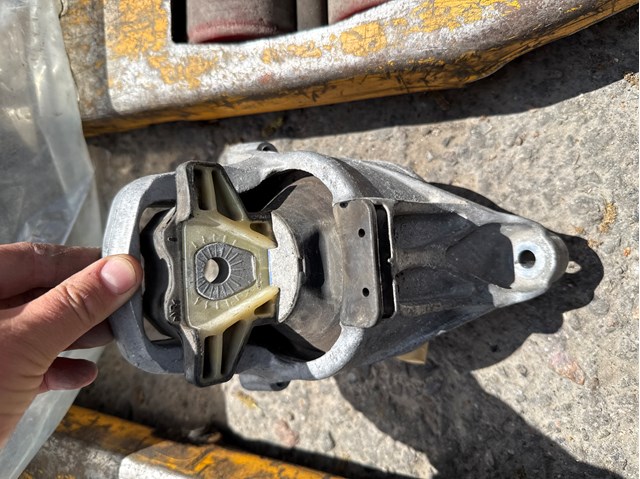 8W0199372AB VAG Правая подушка двигателя купить в Киев