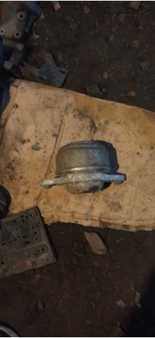 Опора двигателя, левая/правая A2212400817 MERCEDES