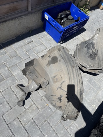 Левый передний подкрылок переднего крыла  LR073060 LAND ROVER