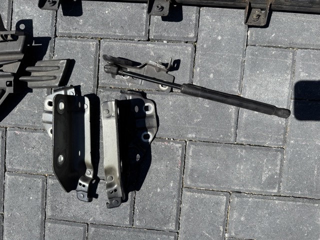 Шарнир капота левый LR075406 LAND ROVER