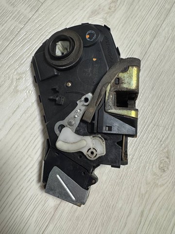 Замок пятой двери 6911060190 TOYOTA