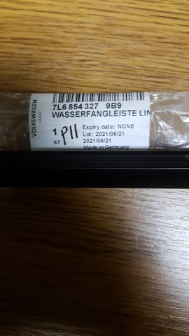 Защитная накладка переднего стекла левая 7L68543279B9 VAG