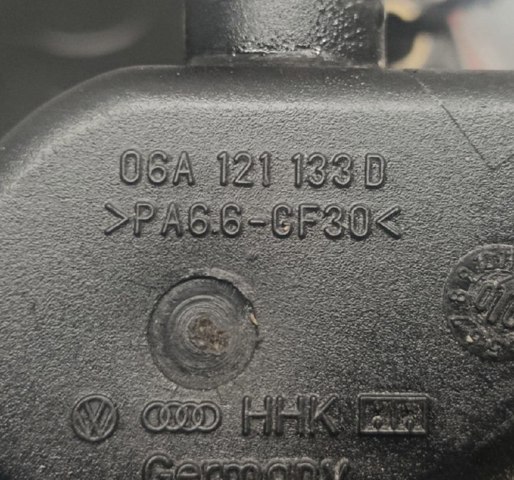Патрубки системы охлаждения 06A121133D VAG