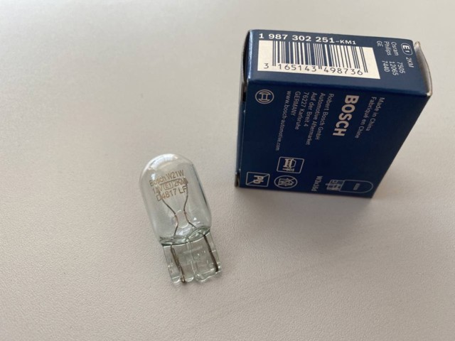 Лампа автомобильная 1987302251 BOSCH