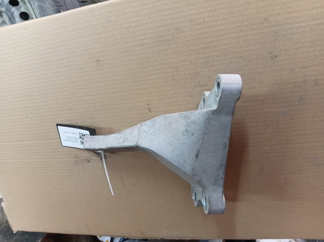 Кронштейн подушки (опоры) двигателя, левой 112533NF0A NISSAN