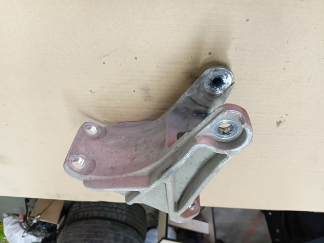Кронштейн подушки (опоры) двигателя, задней 113333NF0A NISSAN