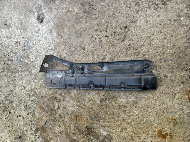 Правый кронштейн заднего бампера 1Z5807148A VAG
