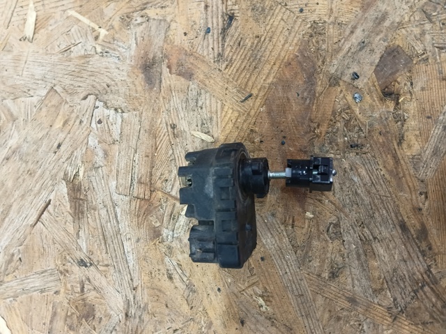 Фара левая 26075CC00A NISSAN