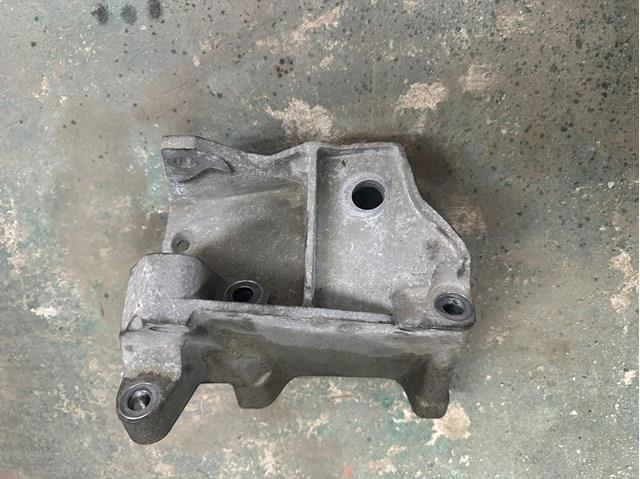 Кронштейн подушки (опоры) двигателя, правой 30680176 VOLVO
