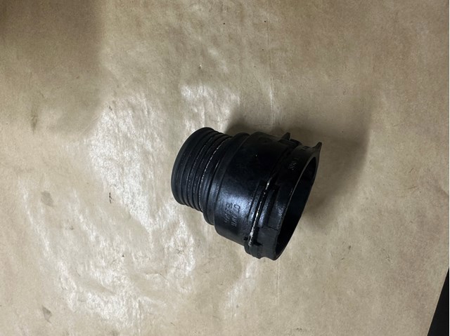 Тройник системы охлаждения Ауди А8 D3