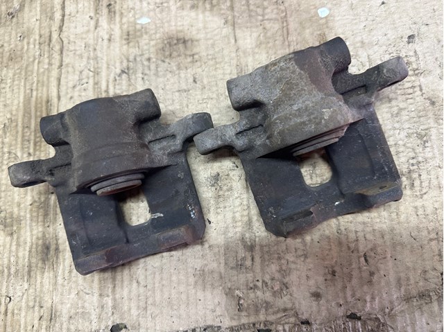 Задний левый суппорт 4605A477 MITSUBISHI