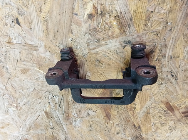 Скоба тормозного заднего суппорта 4605B122 MITSUBISHI