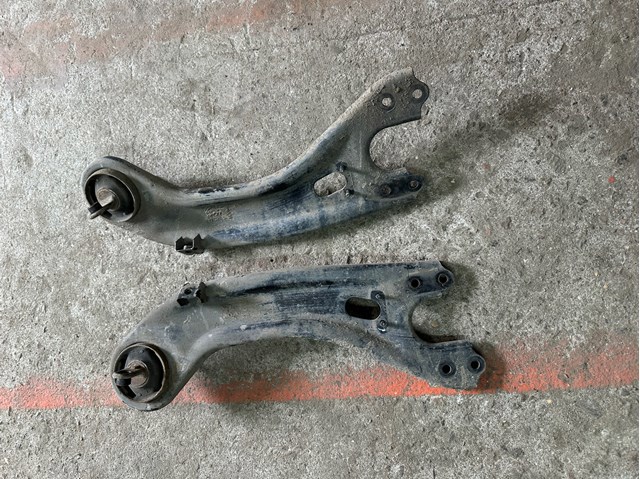 Рычаг/тяга задней подвески продольный нижний, правый 552802T000 HYUNDAI
