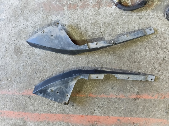 Ресничка правой фары 62064CA000 NISSAN