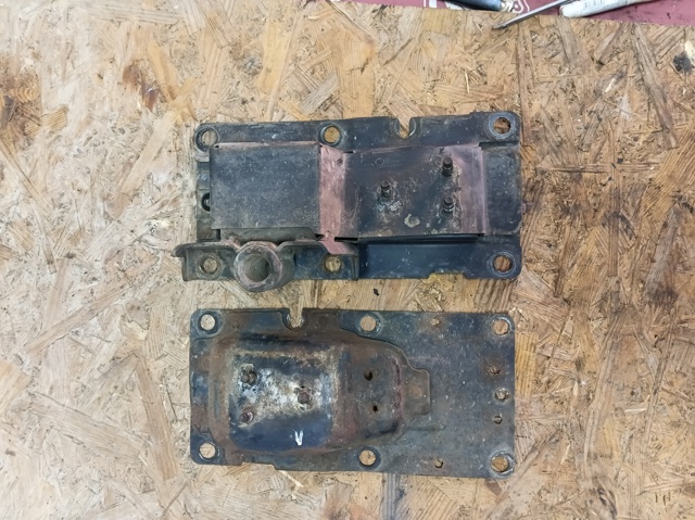 Кронштейн усилителя переднего бампера 62210CA100 NISSAN