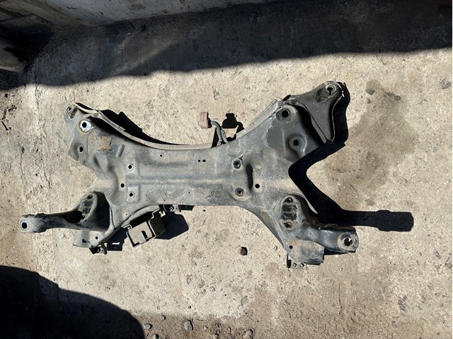 Поперечина передней подвески 624002T100 HYUNDAI