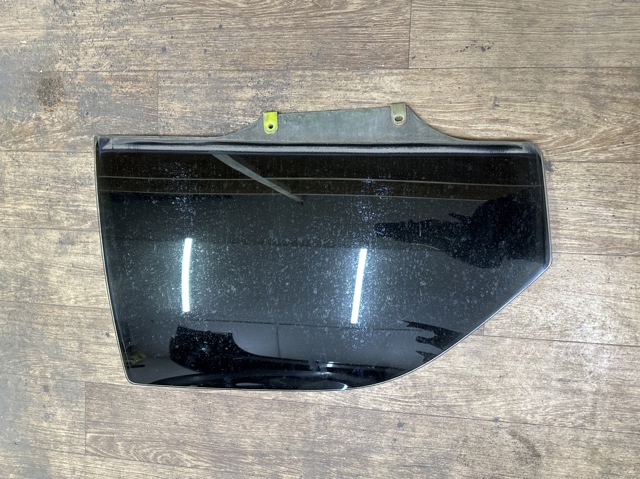 Стекло задней правой двери 6811333050 TOYOTA