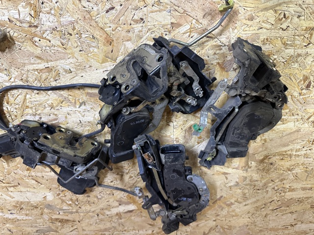 Замок задней левой двери 6930633010 TOYOTA