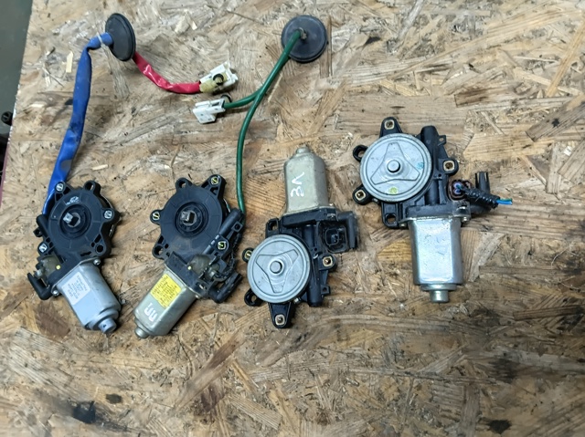 Мотор стеклоподъемника двери передней, правой 80730CC000 NISSAN