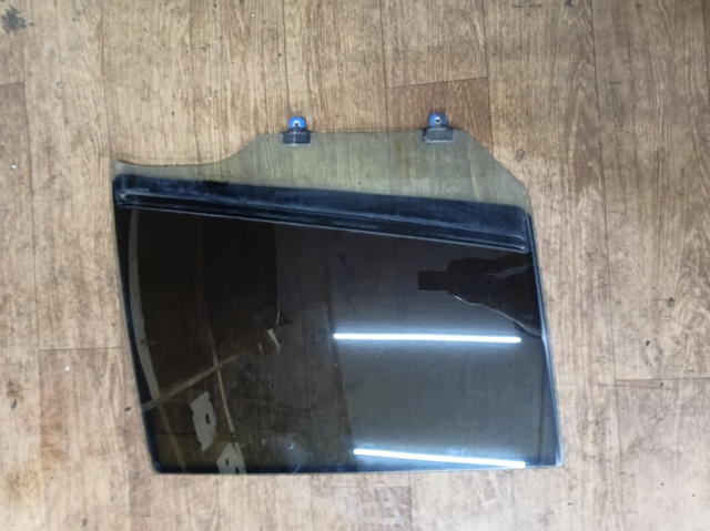 Стекло заднее правое 823003NF1A NISSAN
