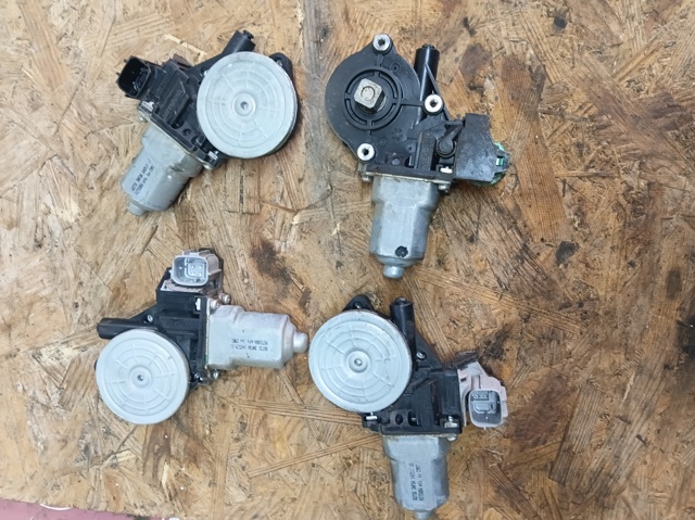 Моторчик стеклоподъемника двери задней, левой 827313NF0A NISSAN