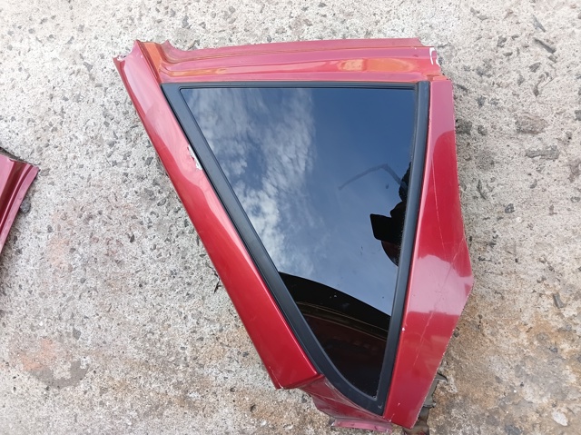 Стекло багажного отсека, правое 83300CA000 NISSAN