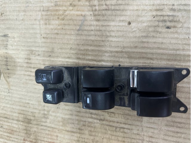 Кнопки переднего левого стекло подъёмника 8608A058 MITSUBISHI