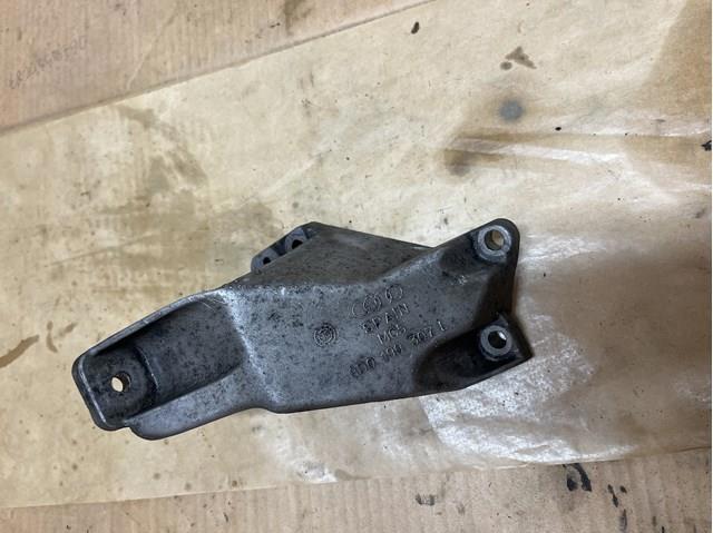 Кронштейн подушки (опоры) двигателя, левой 8D0199307L VAG