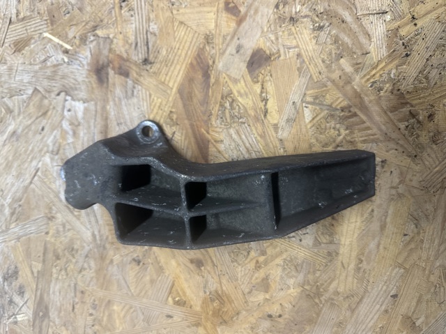 Балка крепления коробки передач A1682410801 MERCEDES