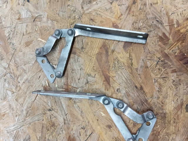 Завеса капота правая A1688800228 MERCEDES