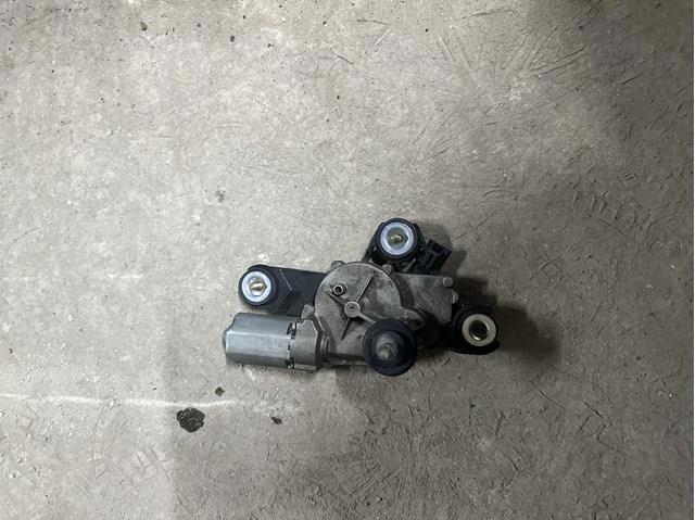 Стеклоочиститель двери задка BP4K67450A MAZDA