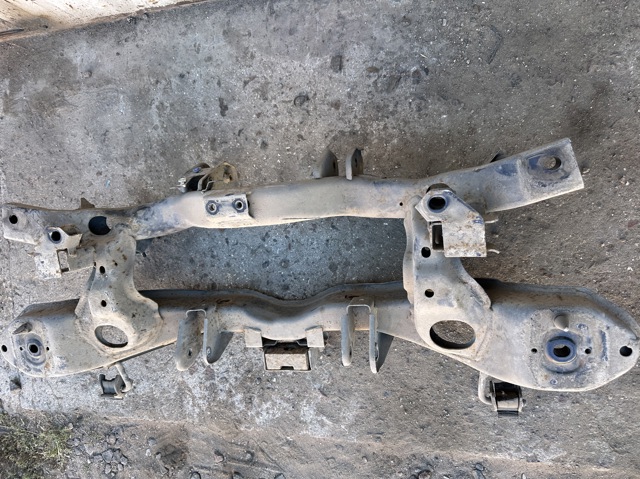 Поперечка задней подвески E22328800B MAZDA