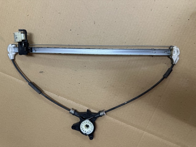 Стеклоподъемник левой задней двери EG2173590C MAZDA